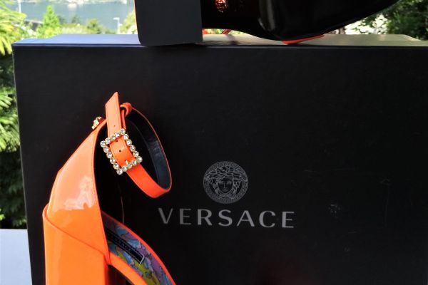 VERSACE ORIGINALE e NUOVI! BELLISSIMI sandali di pelle n: 37 e 40 versaceoriginaleenuovibellissi-68000942a9941.jpg