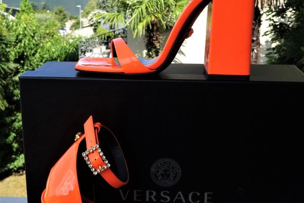 VERSACE ORIGINALE e NUOVI! BELLISSIMI sandali di pelle n: 37 e 40 versaceoriginaleenuovibellissi-6800094f09b2c.jpg