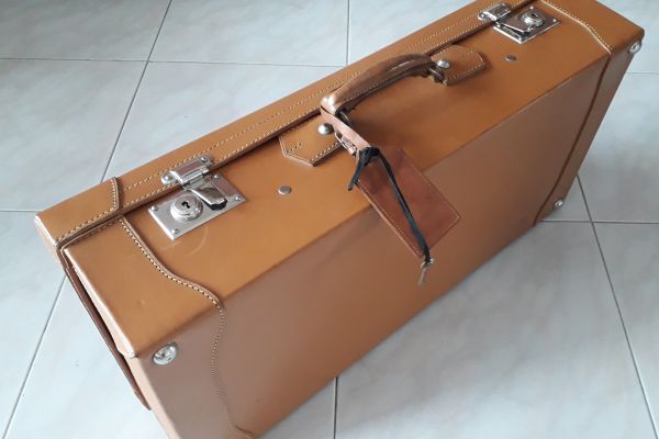 Grande valigia    d'epoca   in cuoio  rigida  completa di   custodia viaggio in  grandevaligiadepocaincuoiorigi1.jpg