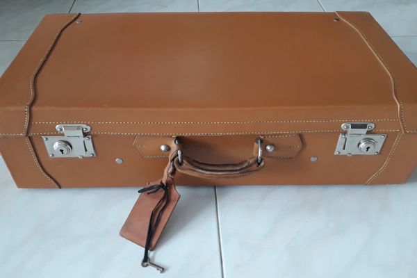 Grande valigia    d'epoca   in cuoio  rigida  completa di   custodia viaggio in  grandevaligiadepocaincuoiorigi12.jpg