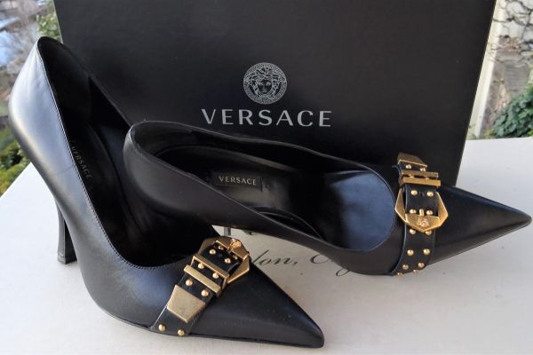 VERSACE Scarpe in pelle con fibbia placcata oro n. 40 ORIGINALI e NUOVI! versacescarpeinpelleconfibbiap-68d2ee0a878b7.jpg