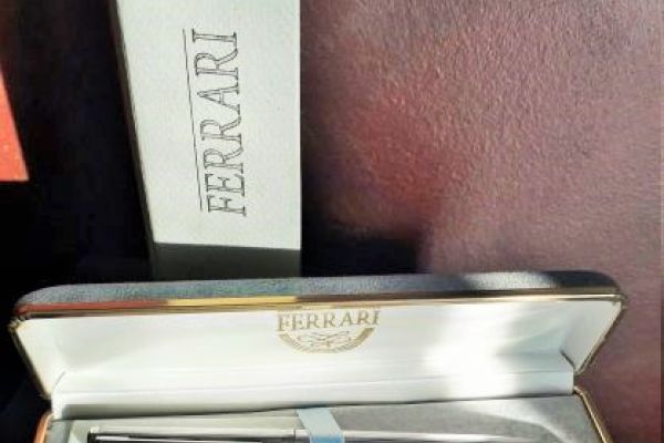 Penna sfera in argento 925 FERRARI decorata a lame scanalate pennasferainargento925ferrarid.jpg