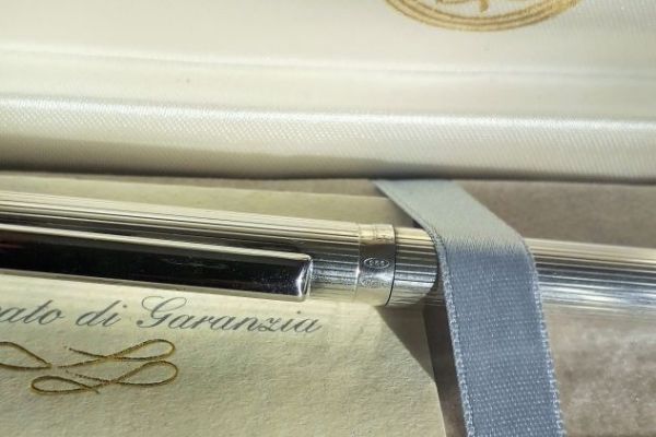 Penna sfera in argento 925 FERRARI decorata a lame scanalate pennasferainargento925ferrarid1.jpg