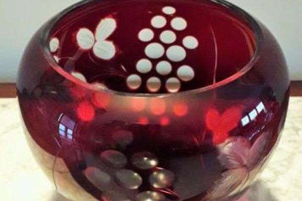Antico Vaso in cristallo di Boemia rosso rubino molato con inserti di grappoli u anticovasoincristallodiboemiar.jpg