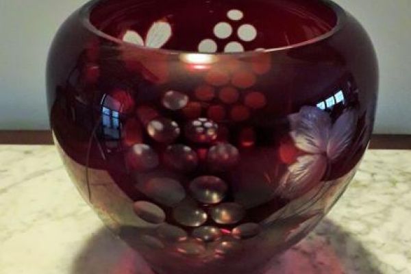 Antico Vaso in cristallo di Boemia rosso rubino molato con inserti di grappoli u anticovasoincristallodiboemiar12.jpg