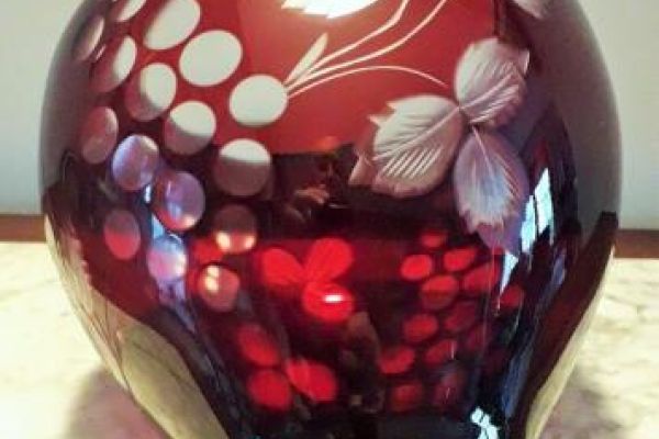 Antico Vaso in cristallo di Boemia rosso rubino molato con inserti di grappoli u anticovasoincristallodiboemiar123.jpg