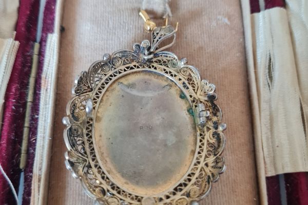 Antico Pendente   filigrana argento 800 miniatura di dama dipinta a mano firmata ciondolovintageanni40filigrana-689c40645da69.jpg