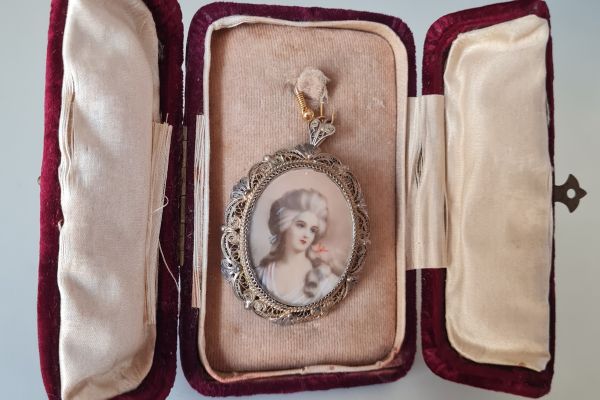 Antico Pendente   filigrana argento 800 miniatura di dama dipinta a mano firmata ciondolovintageanni40filigrana-689c406613d94.jpg