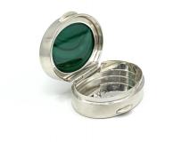 Porta pillole vintage argento e pietra verde Portapillolevintageargentoepietraverde12.jpg