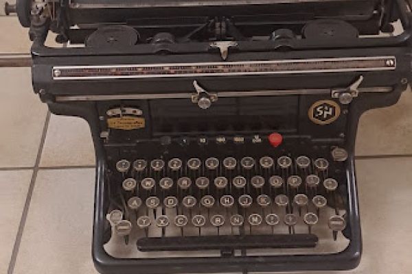 macchina da scrvere marca Naumann Ideal macchinadascrveremarcanaumanni.jpg