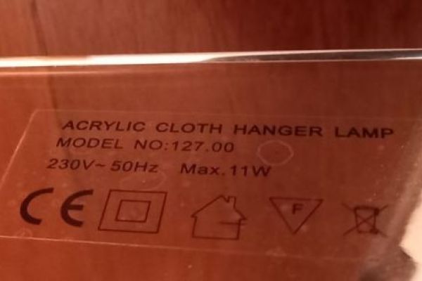 Cloth Hanger Lamp . Lampada da parete usata è realizzata in acrilico bianco tras clothhangerlamplampadadaparete1.jpg