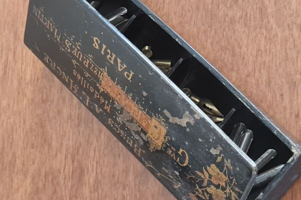 Antica scatola porta pennini scrittura  ,  francese vintage in  legno laccata anticascatolaportapenniniscrit.jpg