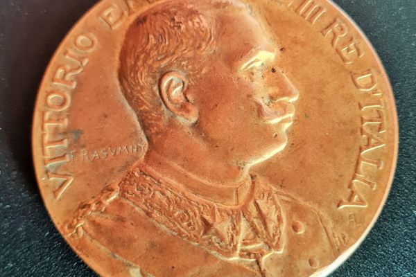 Medaglia bronzo dorato Vittorio Emanuele III Esposizione  Internazionale Napoli  medagliabronzodoratovittorioem.jpg