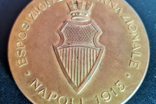 Medaglia bronzo dorato Vittorio Emanuele III Esposizione  Internazionale Napoli  medagliabronzodoratovittorioem1.jpg