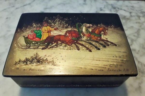 Cofanetto russo Fedoskino Pegockuho con un tradizionale dipinto in miniatura di  cofanettorussofedoskinopegocku.jpg