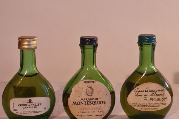 Rare Mignon  Armagnac  collezione di n°  3  bottigliette raremignonliquoriarmagnaccolle.jpg