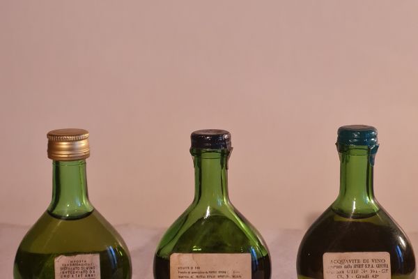 Rare Mignon  Armagnac  collezione di n°  3  bottigliette raremignonliquoriarmagnaccolle1.jpg