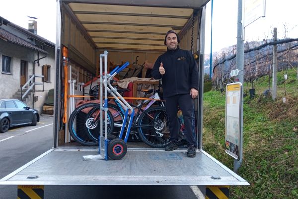 Trasporto Svizzera e Italia con sponda idraulica trasportosvizzeraeitaliaconspo.jpg