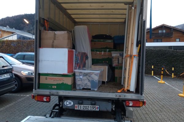Trasporto Svizzera e Italia con sponda idraulica trasportosvizzeraeitaliaconspo12.jpg