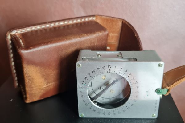Bussola  d'epoca  Buchi Bern dell'esercito svizzero  in custodia originale bussoladepocabuchiberndelleser.jpg