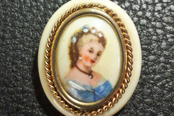 Spilla cammeo  vintage in  porcellana LIMOGES made in France, dipinta a mano con spillacammeovintageinporcellan.jpg
