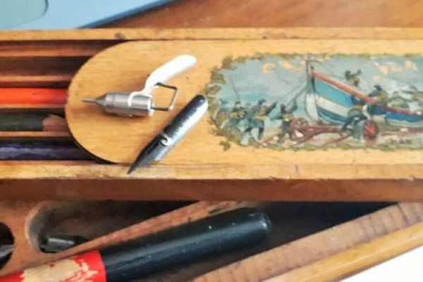 Antico astuccio inglese anni '40  in legno a 3 livelli co prezzo EUR.88,00 Antic anticoastuccioingleseinlegnoa31.jpg
