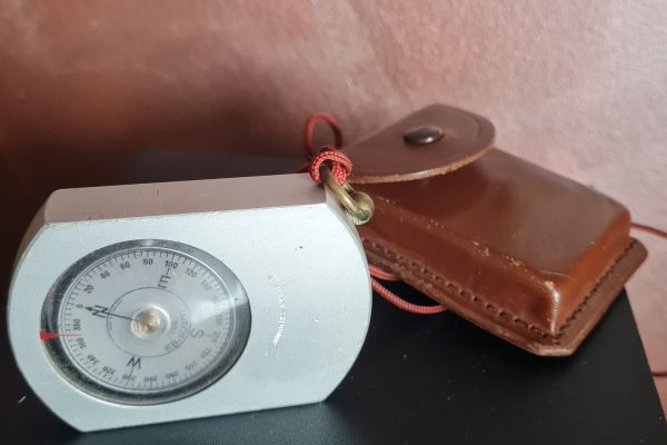 Bussola SUUNTO  vintage    KB-14/ 400  made Finland è  realizzata in alluminio r bussolasuuntovintagekb14400mad.jpg