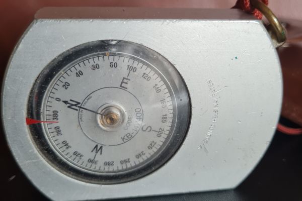 Bussola SUUNTO  vintage    KB-14/ 400  made Finland è  realizzata in alluminio r bussolasuuntovintagekb14400mad1.jpg