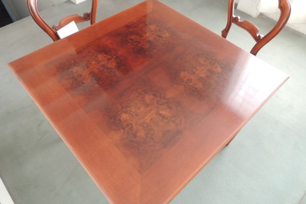 Tavolo classico in radica con 2 sedie tavoloclassicoinradicacon2sedi.jpg
