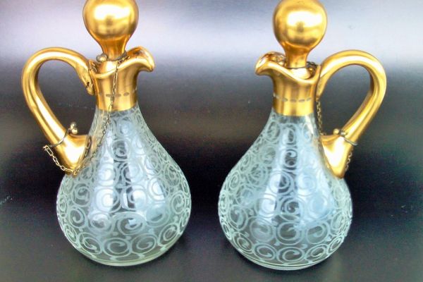 Coppia Ampolle   Signorili   in  cristallo ,  manico, bocca e tappi  con catenel coppiaampollesignoriliincrista12.jpg
