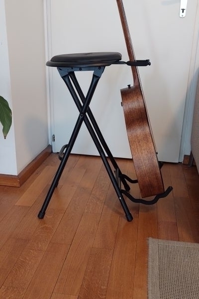 Sgabello per suonare chitarra sgabellopersuonarechitarra1.jpg