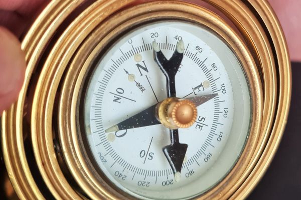 Bussola da tavolo vintage in ottone bussoladatavolovintageinottone-685f7cece3c9a.jpg