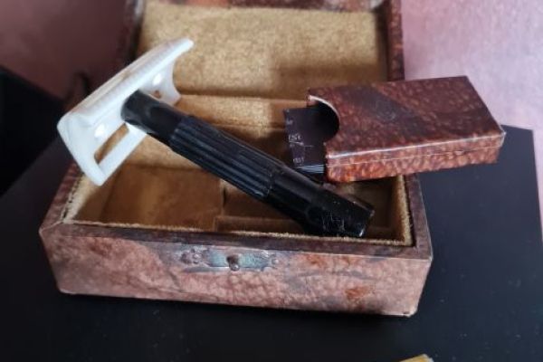 Antico rasoio bachelite in custodia originale in legno rivestito anticorasoiobacheliteincustodi.jpg