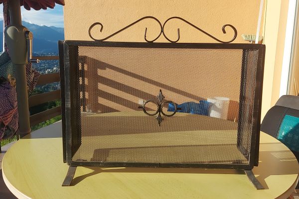 Griglia per caminetto a tre pannelli grigliapercaminettoatrepannell12.jpg