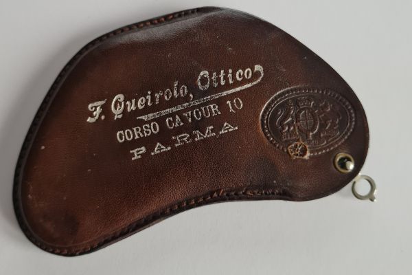 Occhiali d'epoca a molla  Ottico F.Queirolo  Corso Cavour Parma attivo dai primi occhialidepocaamollaotticofque1.jpg