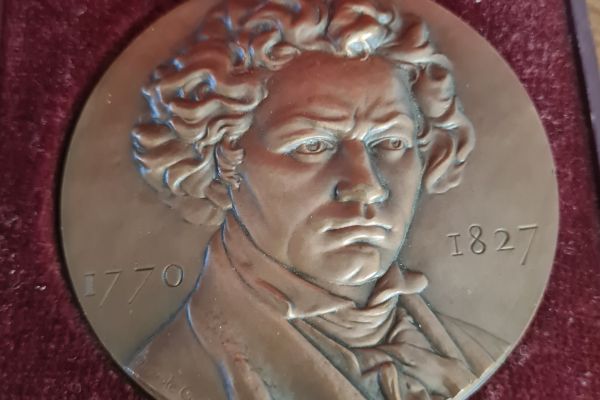Medaglia in bronzo  Ludwig  Van Beethoven   firmata  AUGUSTE COUTIN medagliainbronzoludwigvanbeeth1.jpg