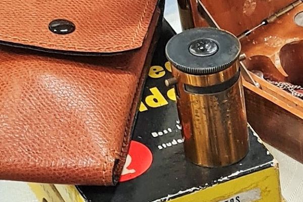 Microscopio portatile  da campo  vintage   in dotazione di n° 2 scatole  anni '6 microscopioportatiledacampovin.jpg