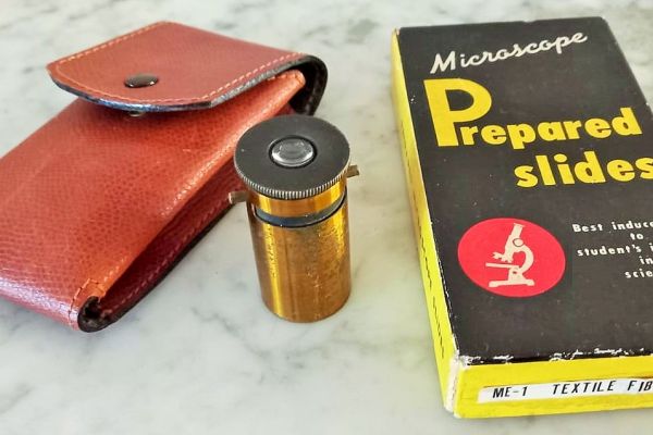 Microscopio portatile  da campo  vintage   in dotazione di n° 2 scatole  anni '6 microscopioportatiledacampovin1.jpg