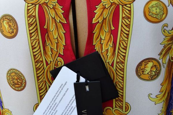 VERSACE ORIGINALE e NUOVA! camicetta 100% SETA! taglia 40 IT versaceoriginaleenuovacamicett-6803a11637c1c.jpg