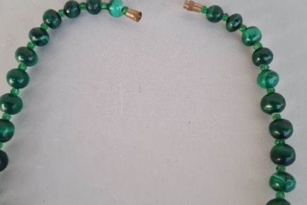 Collana vintage in malachite naturale con perle da 7 a 13 mm verso il centro collanavintageinmalachitenatur.jpg