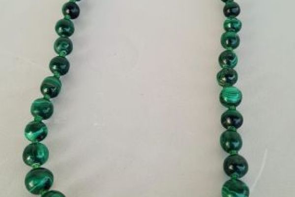 Collana vintage in malachite naturale con perle da 7 a 13 mm verso il centro collanavintageinmalachitenatur1.jpg