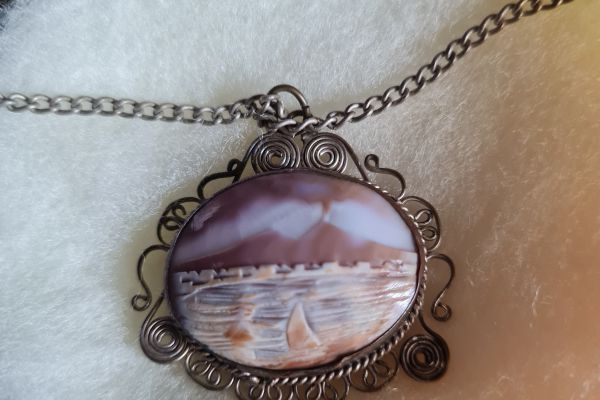 Antica Collana con cammeo che raffigura Napoli anticacollanaconcammeocheraffi.jpg