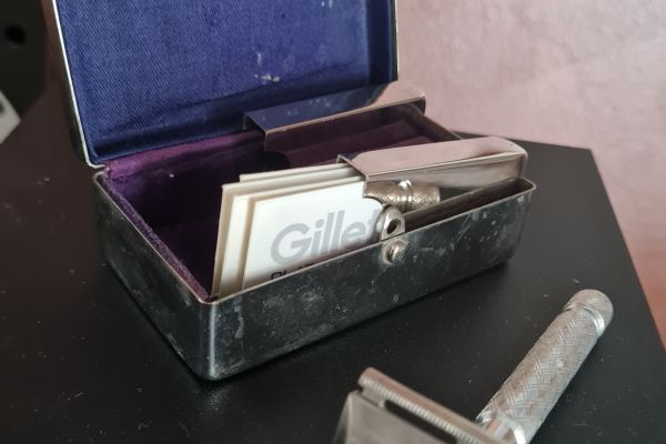 Vintage   Gillette    Rasoio Sicurezza in   Box  metallo con lamette vintagegilletterasoiosicurezza.jpg