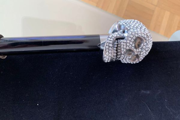 Ombrello con teschio Swarovski di Pasotti ombrelloconteschioswarovskidip1.jpeg
