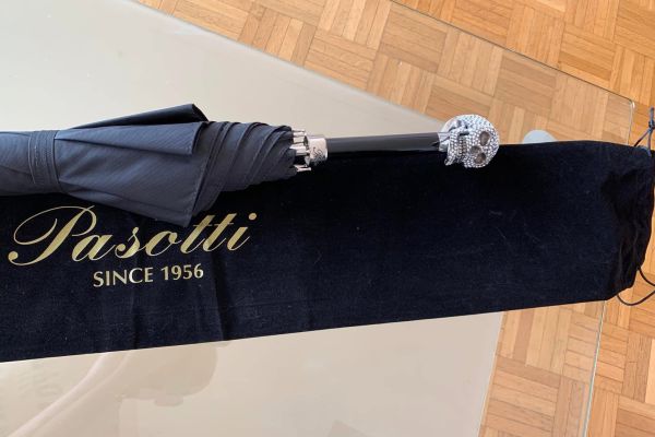 Ombrello con teschio Swarovski di Pasotti ombrelloconteschioswarovskidip12.jpeg
