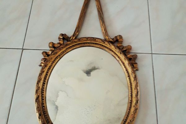 Piccola spechiera d'epoca al mercurio ovale le in legno con fiocchi Luigi XVI ,  piccolaspechieradepocaalmercur.jpg