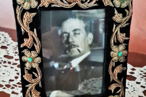 Coppia cornici   portaritratti vintage   rivestite in  velluto  nero con  applic coppiacorniciportaritrattivint1.jpg