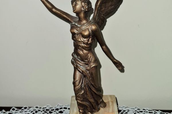 Statua  vintage  Vittoria  Alata  realizzata in ottone con basamento in  alabast statuavintagevittoriaalatareal.jpg