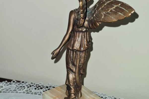Statua  vintage  Vittoria  Alata  realizzata in ottone con basamento in  alabast statuavintagevittoriaalatareal1.jpg