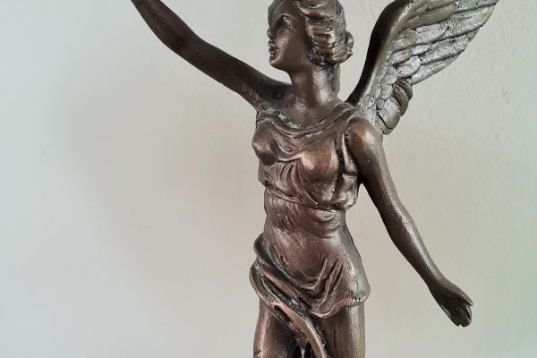 Statua  vintage  Vittoria  Alata  realizzata in ottone con basamento in  alabast statuavintagevittoriaalatareal12.jpg